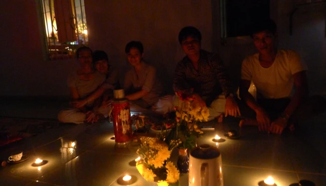 Đêm bão, bên tách trà và cầu nguyện... ảnh 1 anh uong tra.JPG