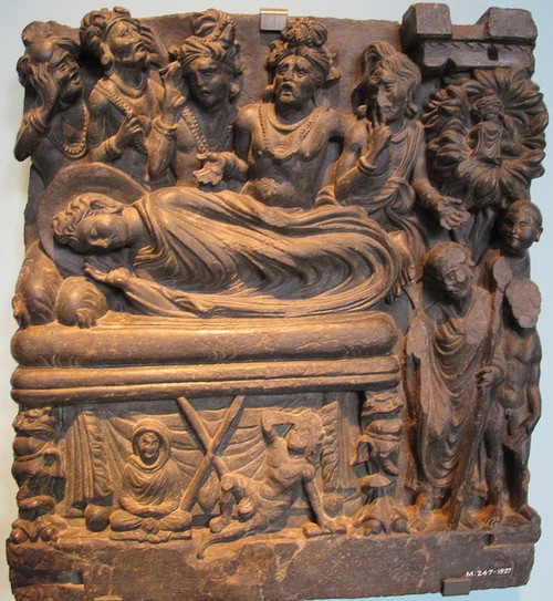 Bàn thêm về hai luận điểm của Schumann trong tác phẩm Đức Phật lịch sử ảnh 2 Indo-Greek Buddhism Gandhara, the death Buddha, 100 - 300 AD.jpg
