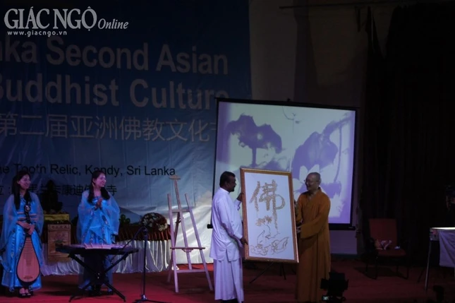 Tang tranh cho Bo truong Ton giao va hoang phap.jpg