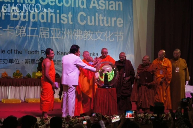 Thu tuong va lanh dao PG the gioi khai mac.jpg