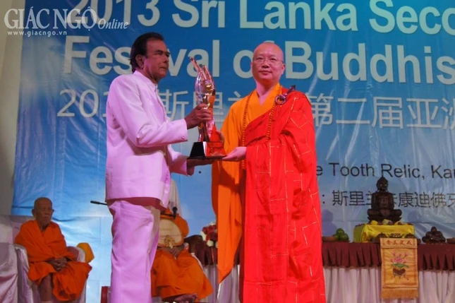 thu tuong Tich Lan trao phan thuong den TT Thich Dai Nguyen.jpg