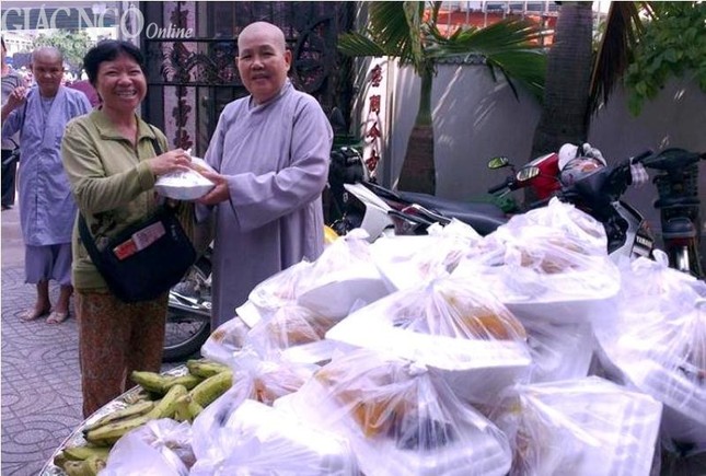 Ăn cơm chay, uống trà đá miễn phí giữa Sài Gòn ảnh 1 PV.jpg