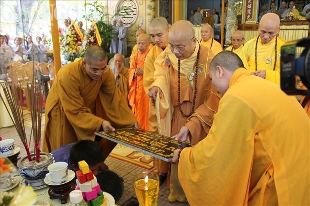 TT-Huế: Ni viện Diệu Đức đặt đá đại trùng tu ảnh 7 Dat da 3.jpg