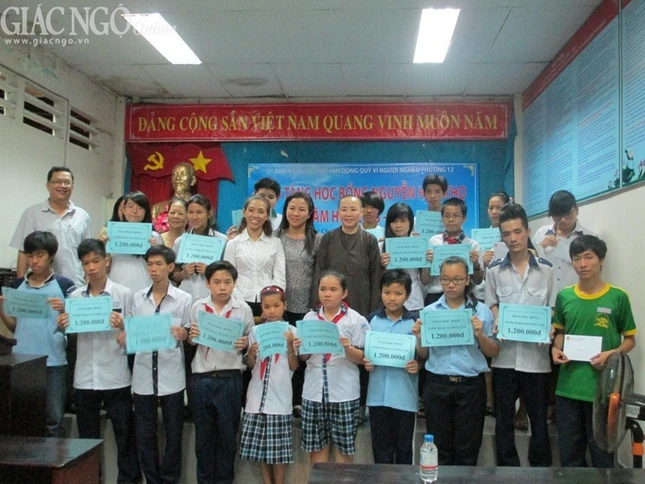 Chùa Long Phước trao học bổng cho học sinh hiếu học ảnh 2 traohocbong03.jpg
