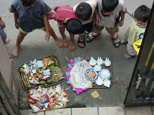 Phải làm sao với các phẩm vật cúng cô hồn? ảnh 1 co hon_1.jpg