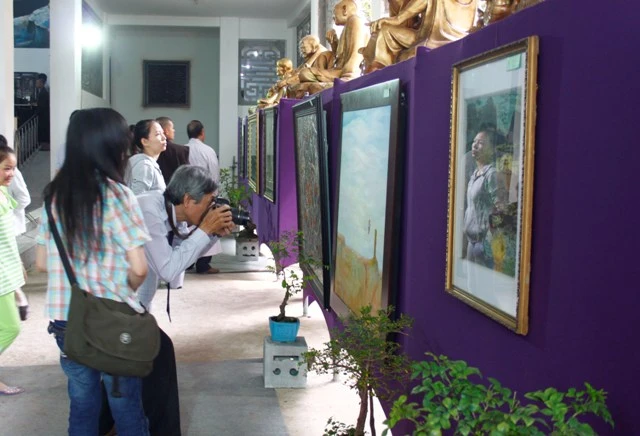 Triển lãm thư pháp gây quỹ làm từ thiện ảnh 3 trien lam12.JPG