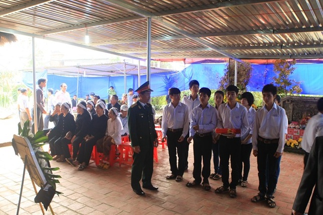 Các em học sinh cũng có mặt từ sớm