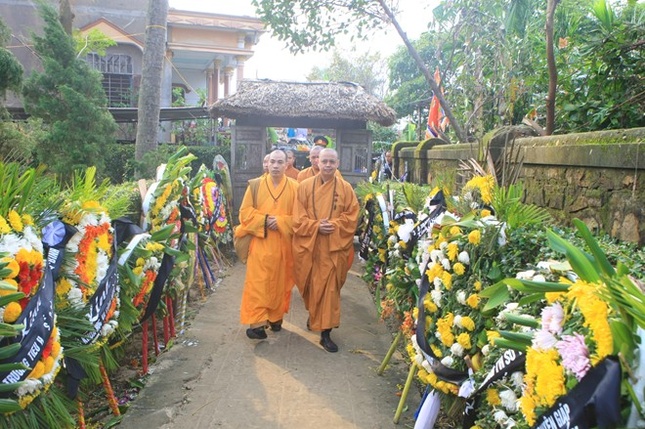 Những vòng hoa xếp ngay ngắn dọc lối đi vào ngôi nhà của Đại tướng