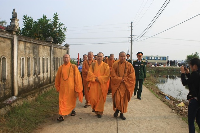 Chư Tăng chùa Sủi, Gia Lâm, Hà Nội cùng nhiều vị ở trú xứ khác có mặt sớm ở Vũng Chùa - Đảo Yến.