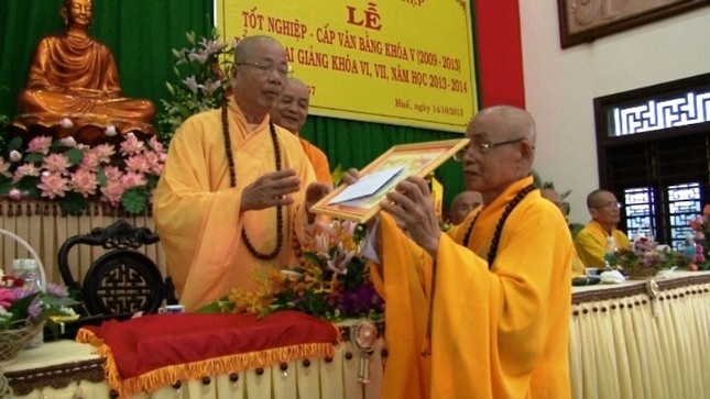 Trường TCPH TT-Huế làm lễ tốt nghiệp khóa V ảnh 4 kluc5.jpg
