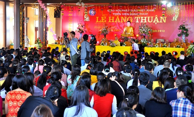 Mọi người cùng khấn nguyện cầu “an lành trong mỗi giây mỗi phút” cho 14 cặp tân duyên