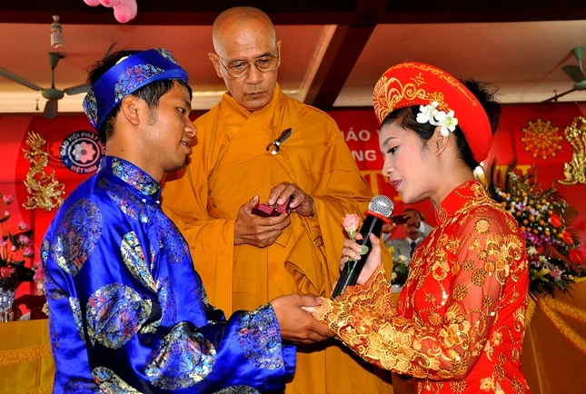 Chùm ảnh: Lễ cưới tập thể tại chùa ảnh 6