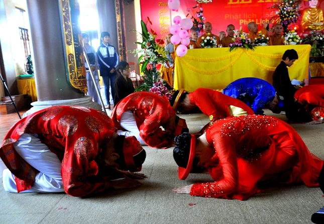 Cùng bái lạy nhau để tò lòng tôn trọng và thành kính với nhau, nguyện sống bên nhau trọn đời