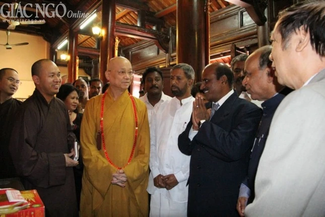 Phó Chủ tịch AIPSO (Ấn Độ) thăm chùa Trấn Quốc ảnh 1 Tran quoc 1.jpg