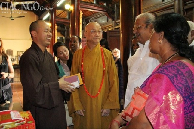 Phó Chủ tịch AIPSO (Ấn Độ) thăm chùa Trấn Quốc ảnh 2 Tran quoc 2.jpg