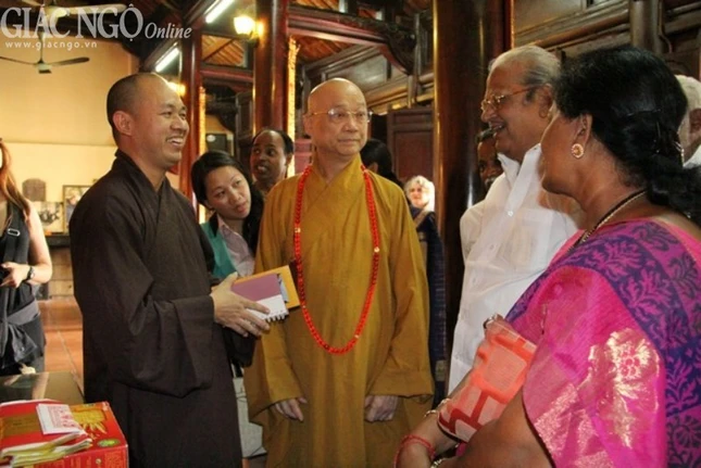 Phó Chủ tịch AIPSO (Ấn Độ) thăm chùa Trấn Quốc ảnh 2 Tran quoc 2.jpg