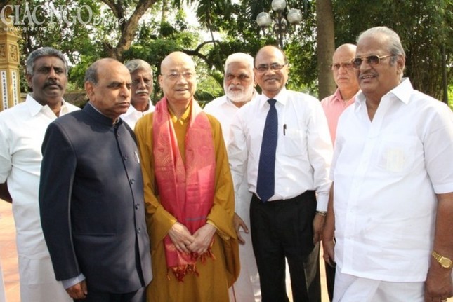 Phó Chủ tịch AIPSO (Ấn Độ) thăm chùa Trấn Quốc ảnh 4 Tran quoc 4.jpg