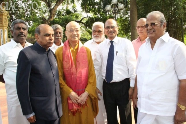 Phó Chủ tịch AIPSO (Ấn Độ) thăm chùa Trấn Quốc ảnh 4 Tran quoc 4.jpg