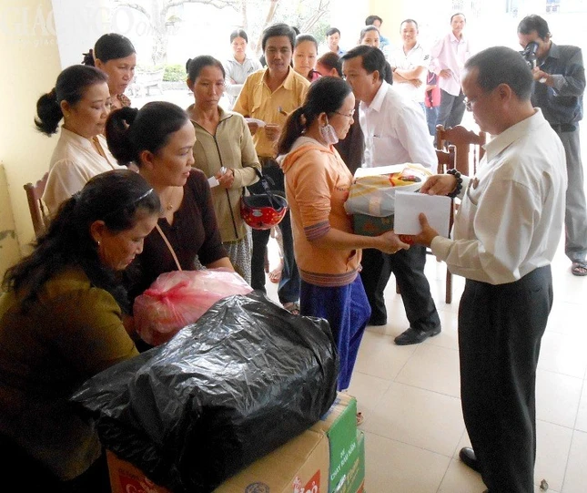 Chùa Châu An tặng quà đồng bào bão số 11 ảnh 2 QN (2).jpg