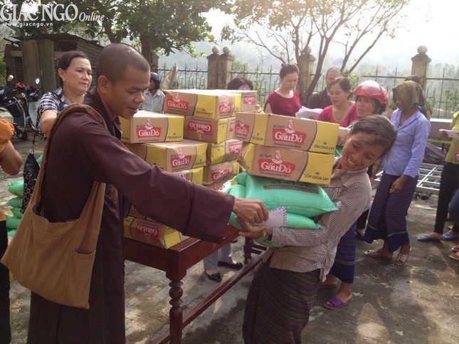 Tăng Ni, Phật tử cứu trợ bão lụt tại Quảng Bình, Hà Tĩnh ảnh 2 4.jpg