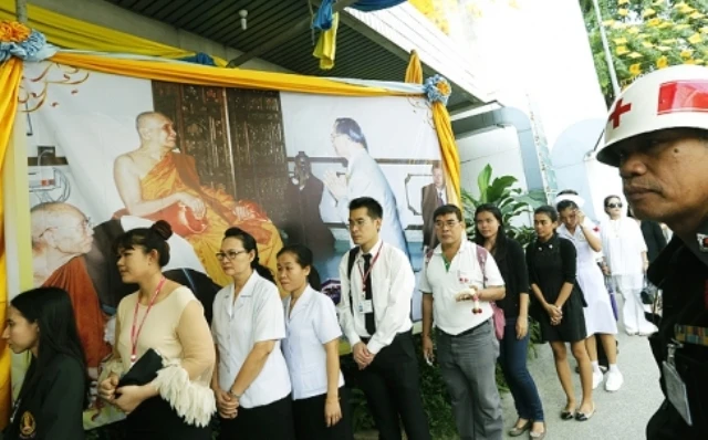 thailand supreme patriarch mourners.jpg