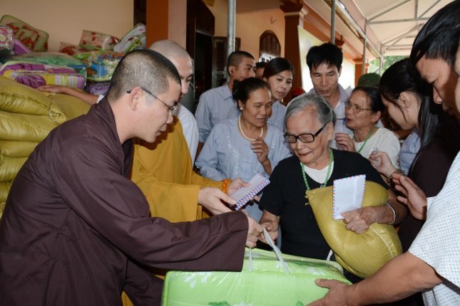 300 phần quà đến với đồng bào tại Hà Tĩnh ảnh 1 12.jpg