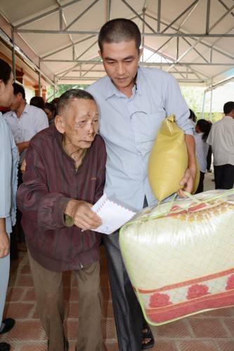 300 phần quà đến với đồng bào tại Hà Tĩnh ảnh 3 16.jpg