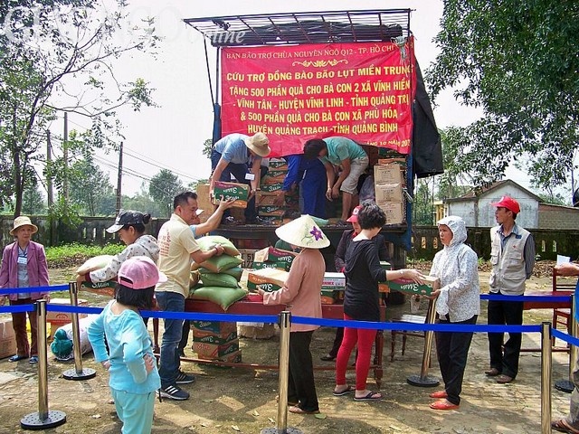 PG quận 10, Gò Vấp, chùa Nguyên Ngộ tặng quà vùng lũ ảnh 4 100_4236.jpg