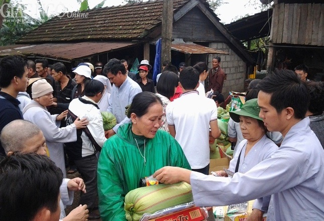 PG quận 10, Gò Vấp, chùa Nguyên Ngộ tặng quà vùng lũ ảnh 2 Q!) (3).jpg