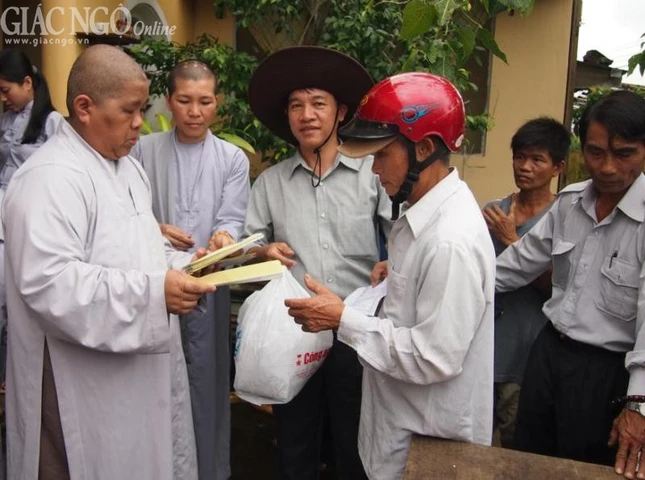 Phân ban Ni giới TP.HCM cứu trợ đồng bào Quảng Nam ảnh 4 PV (1).jpg