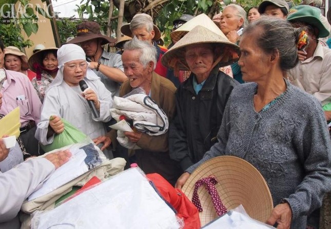 Phân ban Ni giới TP.HCM cứu trợ đồng bào Quảng Nam ảnh 3 PV (6).jpg