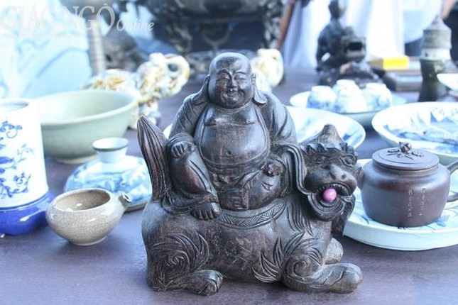 Tượng Phật cổ tại “Chợ phiên dấu xưa” ảnh 3 4.jpg