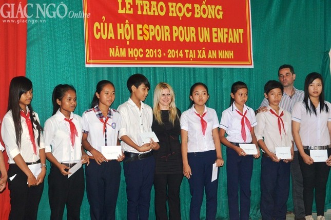 Ba Joelle MEYRIEUX, =_i di_n H_i EPE trao h_c b_ng cho h_c sinh nghFo.jpg