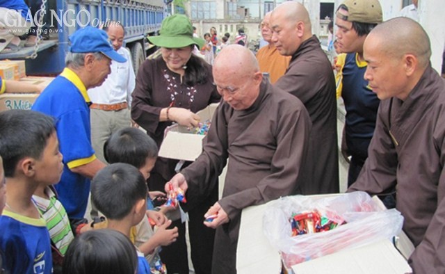 Quảng Bình: Chùa Giác Huệ tặng 1.000 phần quà ảnh 1 chuagiachue1.jpg