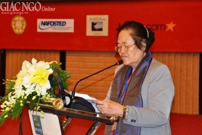 Chùm ảnh: Hội thảo quốc tế Phật giáo châu Á và Việt Nam ảnh 6 Vien si Khalot Thida - Chu tich Vien Han lam Hoang gia Cam pu chia doc tham luan.jpg