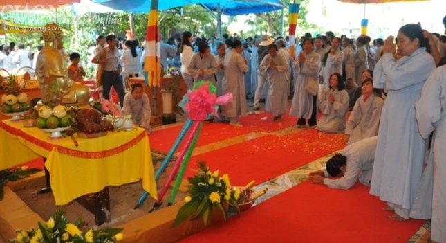 Bình Thuận: Đặt đá trùng kiến chùa Hòa Phong ảnh 4 -(ng =_o ph_t t_ c_u nguy_n ng(i tam b_o s_m hoan thanh.jpg