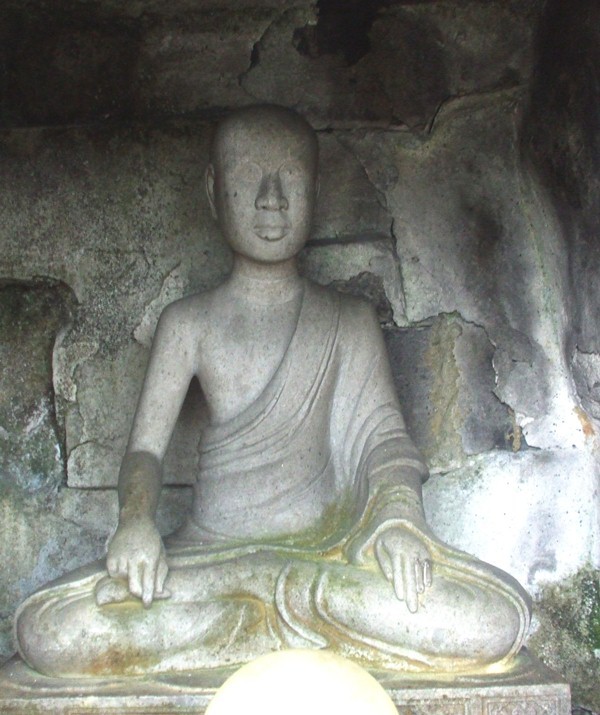 Tuong Phat hoang.jpg