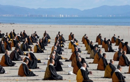 Chư Tăng cầu nguyện siêu độ nạn nhân động đất ảnh 2 h2.jpg