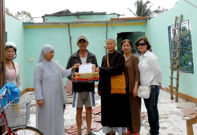 Chùa Quang Minh cứu trợ bà con vùng bão lụt ảnh 2 anh 3.jpg