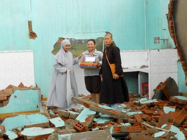 Chùa Quang Minh cứu trợ bà con vùng bão lụt ảnh 3 anh 5.jpg