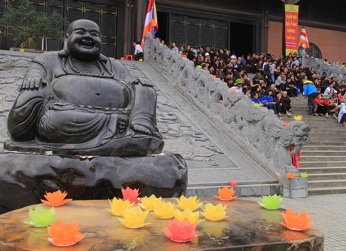 Trong khuôn khổ buổi lễ, tối cùng ngày, chương trình nghệ thuật dưới hình thức sân khấu hóa nhằm tái hiện những vụ tai nạn giao thông thảm khốc sẽ được dàn dựng, đồng thời nghi thức thả gần 8.000 chiếc đèn hoa đăng tượng trưng cho gần 8.000 người đã chết vì tai nạn giao thông từ đầu năm đến nay tại hồ phóng sinh trong khuôn viên chàu Bái Đính Den-hoa-dang-JPG-2458-1384585561.jpg