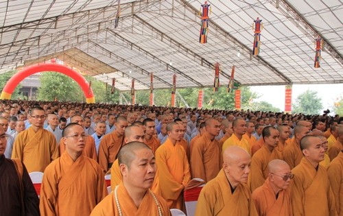 Sáng 16-11, tại chùa Bái Đính (huyện Gia Viễn, tỉnh Ninh Bình), Ủy ban An toàn giao thông quốc gia phối hợp với Trung ương Giáo hội Phật giáo Việt Nam tổ chức Đại lễ Cầu siêu cho các nạn nhân tử vong vì tai nạn giao thông. Hàng chục nghìn Tăng Ni, Phật tử và nhân dân trên khắp cả nước đã về tham dự buổi lễ này Nghin-tang-ni-JPG-8125-1384585560.jpg