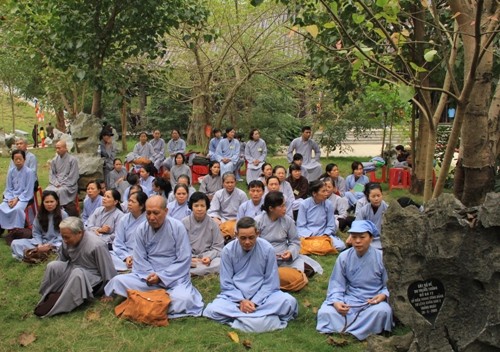 Không vào được hội trường bên trong, nhiều người ngồi xếp hàng bái vọng từ phía xa Ngoi-ngoai-san-co-JPG-2998-1384585561.jp