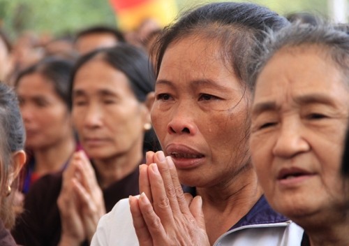 Cô con gái mất cách đây 2 năm khi vừa bước sang tuổi 21 nên hôm nay, chị Phạm Thị Vị (trú xã Ninh Khang, huyện Hoa Lư, Ninh Bình) đến chùa từ sáng sớm. Trong suốt buổi lễ, người phụ nữ dáng khắc khổ liên tục gào khóc, những giọt nước mắt tiếc thương lăn dài trên gò má khiến những người có mặt không khỏi xúc động. Chị Vị bảo, đã nhiều năm trôi qua nhưng khoảnh khắc mất đi người con gái trinh trắng vẫn luôn ám ảnh tâm trí mình Nguoi-phu-nu-khoc-JPG-7381-1384585560.jp