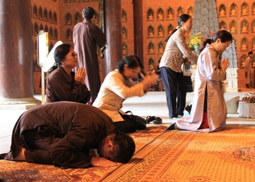 Kết thúc buổi lễ, nhiều người ùa vào khu chính điện chùa Bái Đính phủ phục quy-phuc-JPG-8973-1384585561.jpg