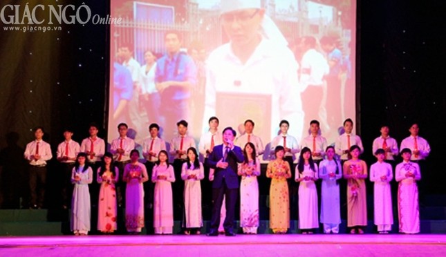 Đêm nhạc “Vì khúc ruột miền Trung” ảnh 2 NA (2).jpg