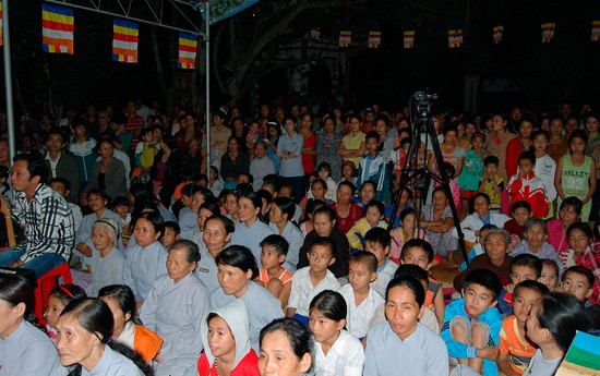 Chùa Pháp Quang cứu trợ đồng bào miền Trung ảnh 3 mientrung-7.jpg