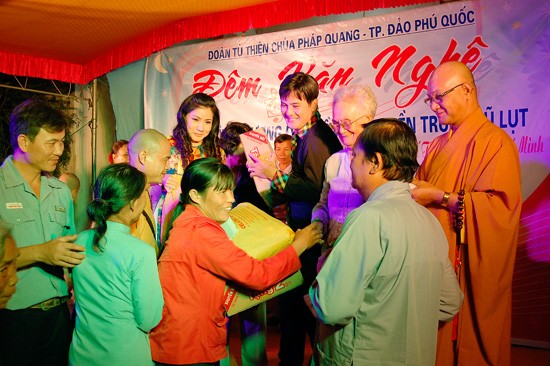 Chùa Pháp Quang cứu trợ đồng bào miền Trung ảnh 1 mientrung-9.jpg