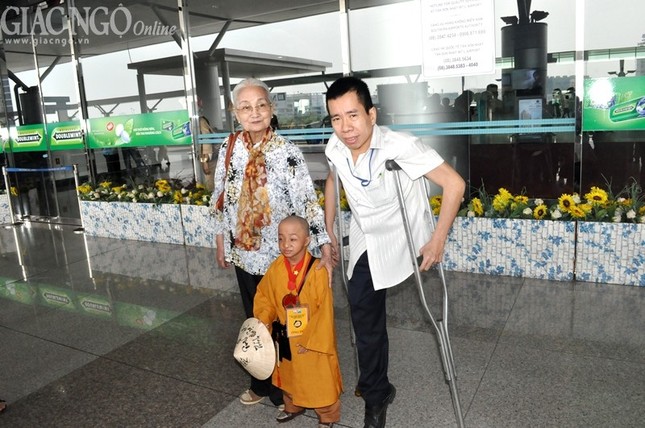 Chú tiểu tí hon “dạo chơi” ở Mỹ ảnh 2 M (1).jpg