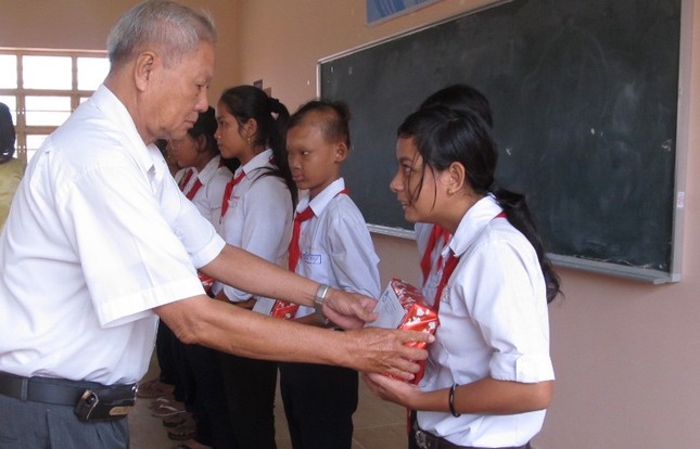Ông Lưu Phát, đại diện Hội Khuyến học tỉnh trao học bổng cho học sinh nghèo.jpg